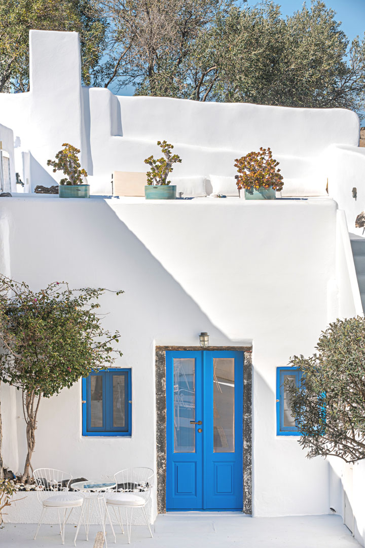 The House Crown of Fira Santorini Cave House